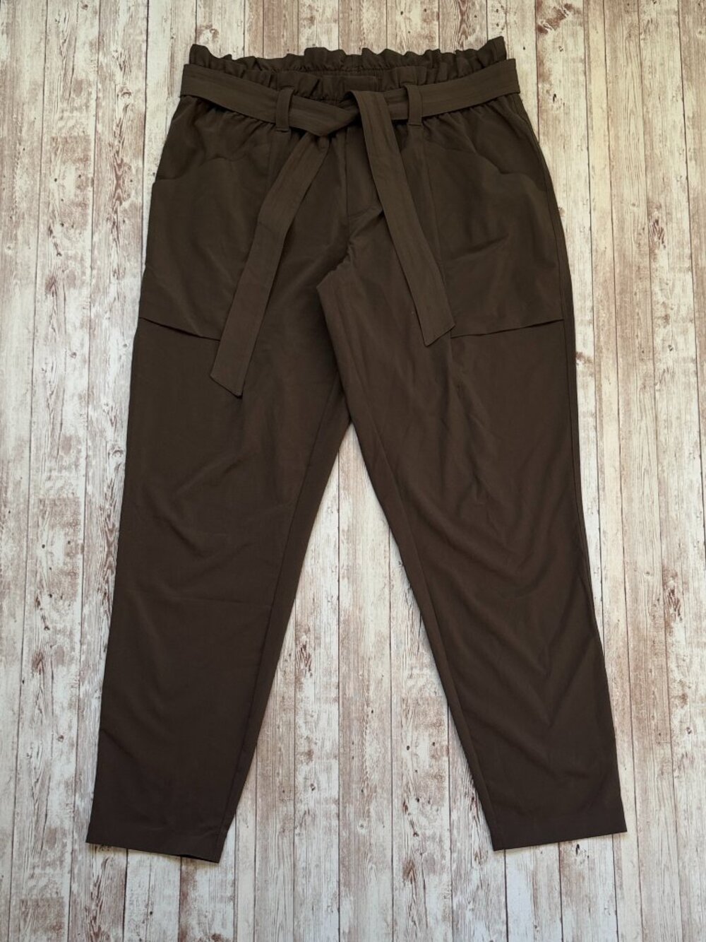 Athleta Skyline Pants sz 10 Arbor Olive Paperbag Lightweight Travel Belted HR